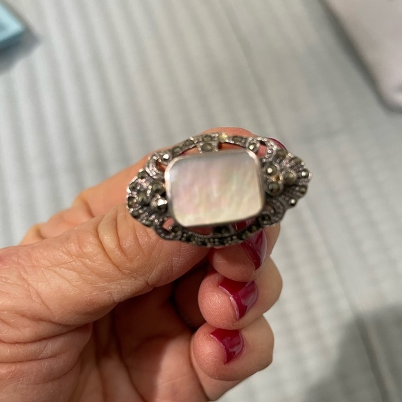 Stunning Mother of Pearl Marcasite sterling silver ring - Picture 5 of 6